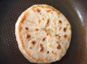 大概3分钟后馅饼底部变成金黄色，翻面盖上锅盖继续烙至另一面也成金黄色即可出锅。