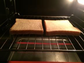 吐司两片入烤箱烤至两面金黄，如果没有烤箱也可以放平底锅小火煎两面。