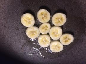 起锅加一点油，加入一勺白糖，炒至白糖融化放入切好的香蕉片煎至边缘金黄即可，香蕉煎太久会软到夹不起来。