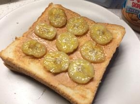 最后在两片吐司上面摆上煎好的香蕉片即可。