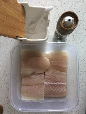 龙利鱼解冻后，切成小段以便于炸制，加适量盐和黑胡椒腌制30分钟。