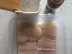 龙利鱼解冻后，切成小段以便于炸制，加适量盐和黑胡椒腌制30分钟。