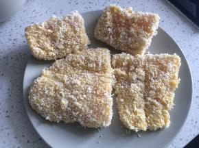 将腌制好的龙利鱼用厨房纸吸去表面水分，然后依次裹上面粉、蛋液、面包糠。