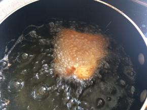 锅中加足量食用油，待油温8成热时将龙利鱼排下锅。