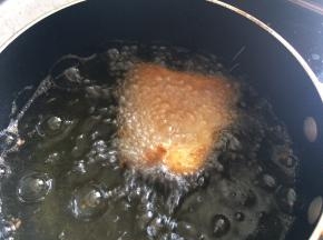 锅中加足量食用油，待油温8成热时将龙利鱼排下锅。