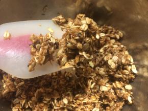 将油、水和红糖先混合均匀，搅拌至看不到油水分离即可，然后加入剩下所有材料，用刮刀搅拌成为有粘性的面团。