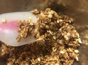 将油、水和红糖先混合均匀，搅拌至看不到油水分离即可，然后加入剩下所有材料，用刮刀搅拌成为有粘性的面团。