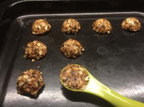 用一个量勺一勺一勺挖出来排在烤盘里，间距要略大些，因为等一下还要按扁。