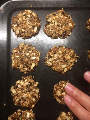 将量勺挖出来的面团压扁至4mm左右。