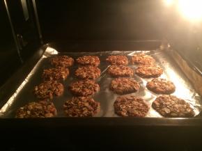 入烤箱，180度烤15分钟，烤成金黄色即可。