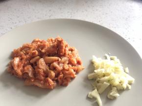 泡菜切丝，蒜切蒜末。