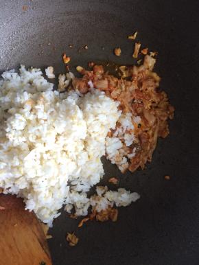 下入米饭，翻炒均匀，炒至米饭粒粒分明。