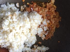 下入米饭，翻炒均匀，炒至米饭粒粒分明。