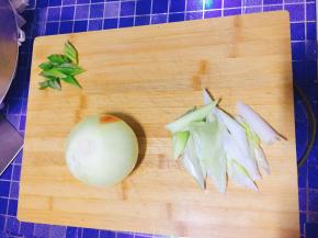 洋葱切块、大葱切段
