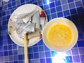 给带鱼块均匀的裹上一层蛋液。