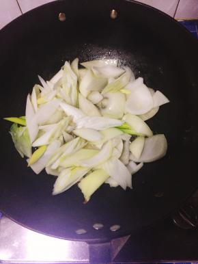 锅内倒油加入葱和洋葱等调料爆炒出香。