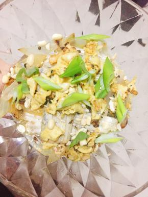 来回给带鱼翻身，5分钟过后，一盘可口的香煎带鱼就做好啦！