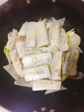 将带鱼块均匀的铺在锅内。