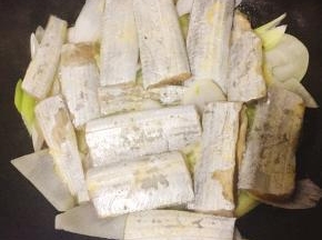 将带鱼块均匀的铺在锅内。