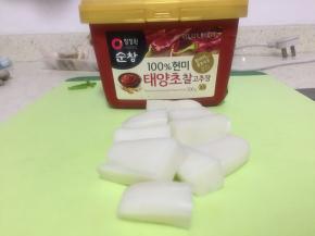 准备好半成品手指形的年糕条和韩国辣酱