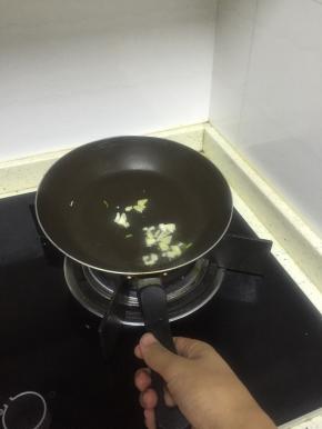 锅里倒入少许油，葱姜蒜末爆香