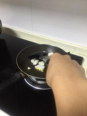 将年糕条倒入，翻炒1分钟左右