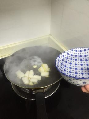 倒入开水，大火滚煮，3分钟-5分钟