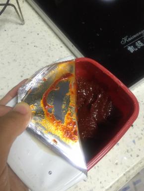 加入韩国辣酱在锅里，快速翻炒