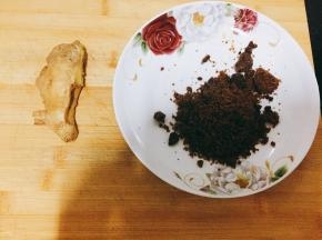 将老姜洗干净