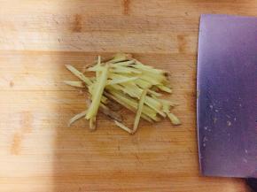 老姜切成丝，红糖倒入盘中（老姜辛辣味较重，可以多放一些红糖）