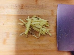 老姜切成丝，红糖倒入盘中（老姜辛辣味较重，可以多放一些红糖）