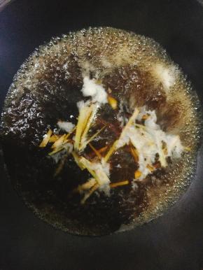 锅内倒入两碗水。并将红糖和姜丝倒入锅中搅匀。