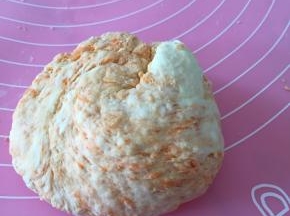 取出面粉，加入水，和面，如果可以接受胡萝卜，则此刻将胡萝卜碴子放入面团，揉匀，将面用湿布覆盖醒面15分钟。