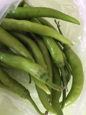 将杭椒切成薄片，拌上少许盐，盐可以配合辣椒的辣味。