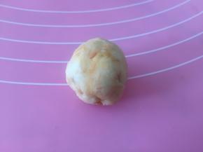 拿出面团，再次揉匀，表面光滑，分成小丁