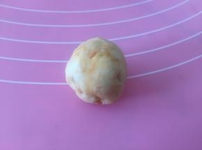 拿出面团，再次揉匀，表面光滑，分成小丁