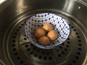 锅里加入少量的水，烧热将包好的丸子放入蒸熟