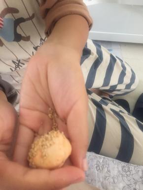 拿出熟芝麻，裹在面团上