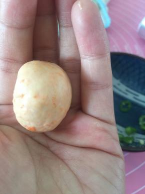 将面团在手心搓圆。