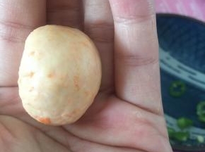 将面团在手心搓圆。