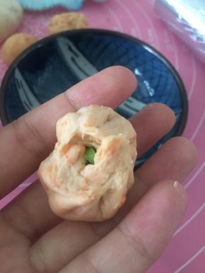 将面团擀开，加入杭椒丁