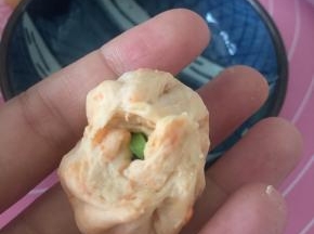 将面团擀开，加入杭椒丁