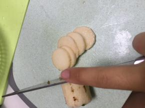 取一个山药，洗干净，去皮，切成片