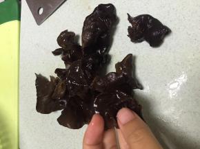 取黑木耳干净，冷水泡开，用手破碎
