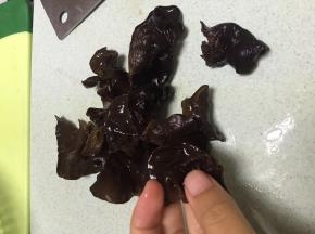 取黑木耳干净，冷水泡开，用手破碎