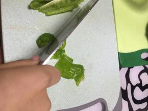 将青椒切段