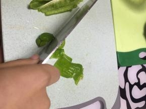 将青椒切段