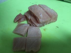 将猪肉切片备用