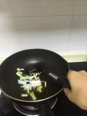锅里加入少量食用油，烧热，倒入葱姜蒜爆香