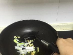 锅里加入少量食用油，烧热，倒入葱姜蒜爆香